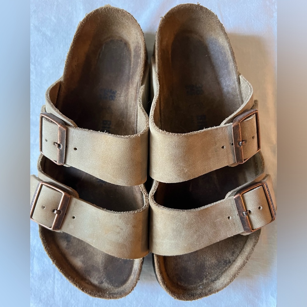 Like New Birkenstock Arizona Leather Taupe size 38. Worn twice.